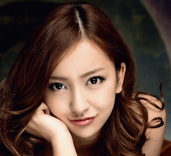 板野友美