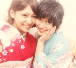 広瀬アリス(右)と西内まりや(左)