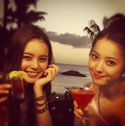 岸本セシル(左)と佐々木希(右)