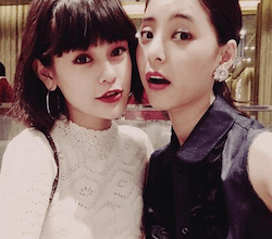 emma(左)と新木優子(右)
